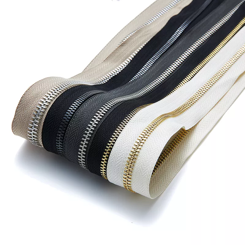 Dây kéo kim loại là gì và tại sao nó vẫn là lựa chọn ưu tiên trong trang phục cao cấp?